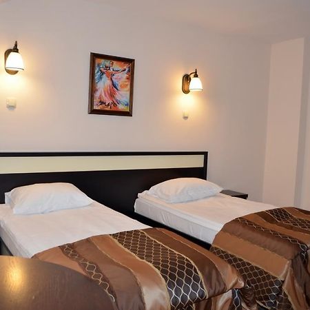 Hotel Vila Gardenia à Oradea Extérieur photo